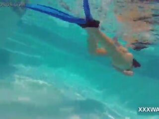Marvellous 브루 넷의 사람 후커 사탕 swims 수중