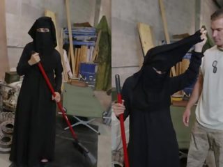 Tour на плячка - мюсюлманин жена sweeping етаж получава noticed от полово възбуден американски soldier