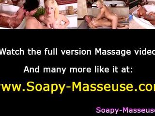 Adembenemend soapy masseuse tugs en zuigt
