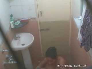 Komik oğlan çarpıcı oryantal süre alma banyo içinde gizli kamera