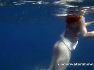 Nastya simning naken i den hav